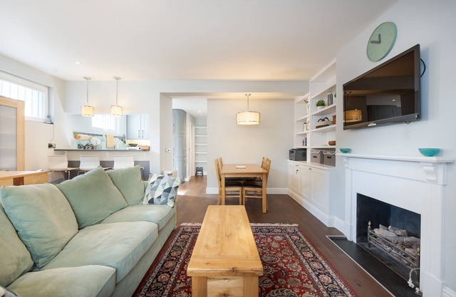 Fabulous Fulham - Two Bedroom Apartment, Sleeps 4