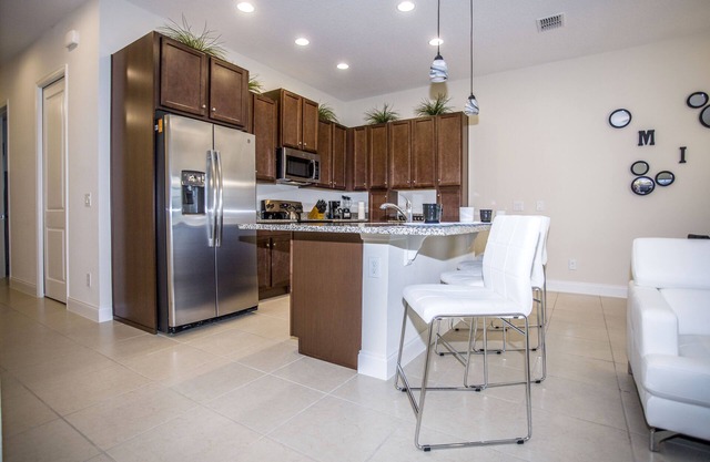 Fabulous Vacation Home w/Screened Pool Close To Disney 146