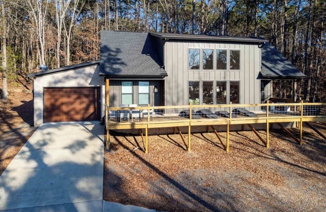 Fairfield Bay 4-Bedroom Cabin with Lake View, Sleeps 12 - Quiet & Relaxing