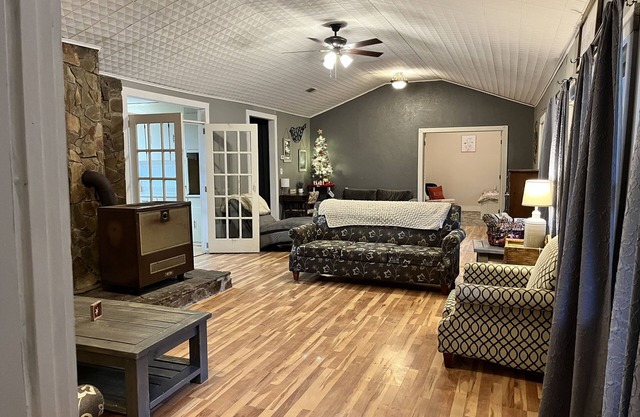 Fairview House! Minutes from Hiking, ATV trails, floating and so many much more!