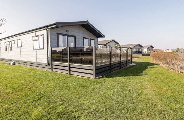 FAIRWAYS 4 - SUNNY MEADOWS, family friendly, with a garden in Brean