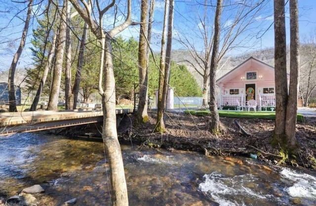 Fairytale Creekside Cottage w/Firepit & Petting Zoo–Ideal For Families & Couples
