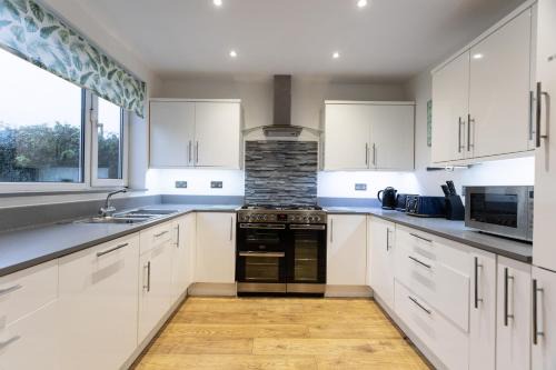 Falkirk House - Long Stays - Sleeps 6 - 3 Bedrooms - Parking - Wifi