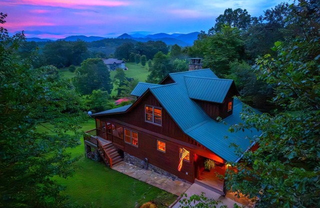 🌟Fall 25% Off New Hot Tub Mountain Views WCU 3 mi Sylva 5 mi Fire Pit Mtn Views Lg Screened Porch Swings Families Couples Smokeys Nat'l Park 23mi 🌟