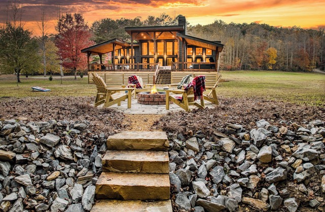 Fall Creekside Escape Luxe, Modern & Secluded