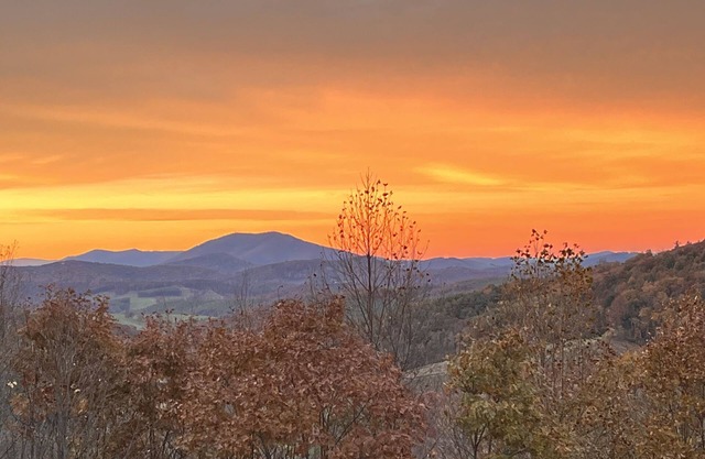 FALL DATES OPEN NOW! Beautiful 3 bedroom Chalet ranch mountain home: Boone Area!