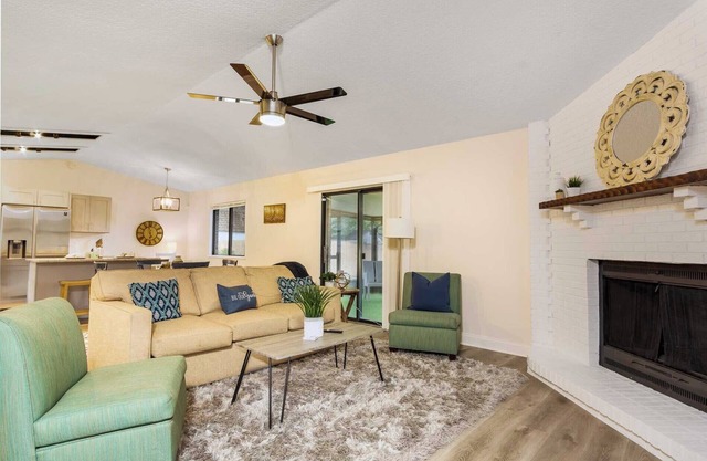 Fall Deal! Glimmering Jacksonville Getaway~Grill, Mayo & Beach~Sleeps 7