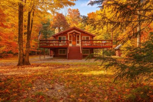 Fall Foliage Chalet I EV Charger Sauna I Hot Tub I Movie Room & Firepit I PET Friendly