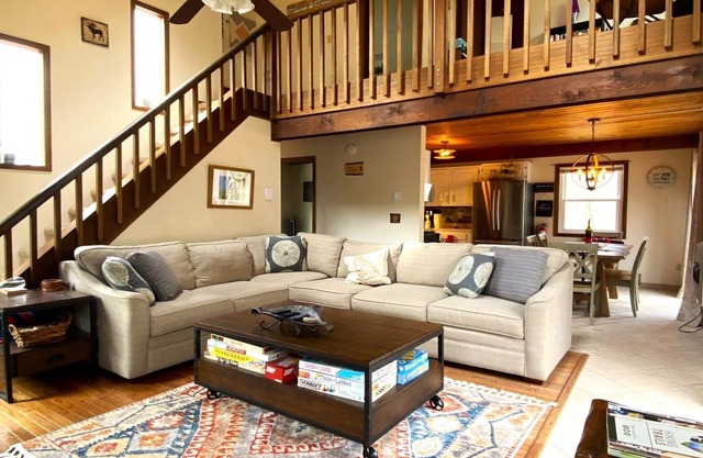 Fall getaway in The Hideout. Walking distance to beach with scenic lake views