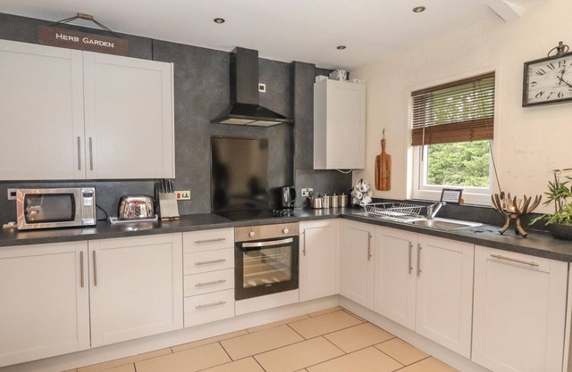 FALLOWS, pet friendly, with hot tub in St Asaph