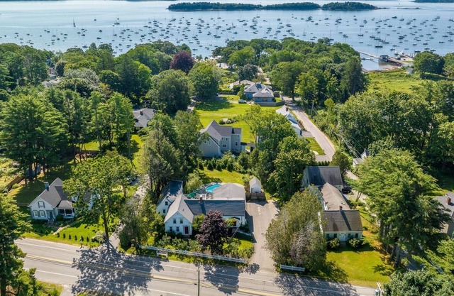 Falmouth Foreside, four bedrooms, heated pool, sauna and air conditioning