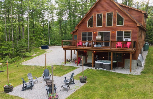 Family 4BR Chalet w/Hot Tub, AC, Firepit & Game Room! Great for star gazing!