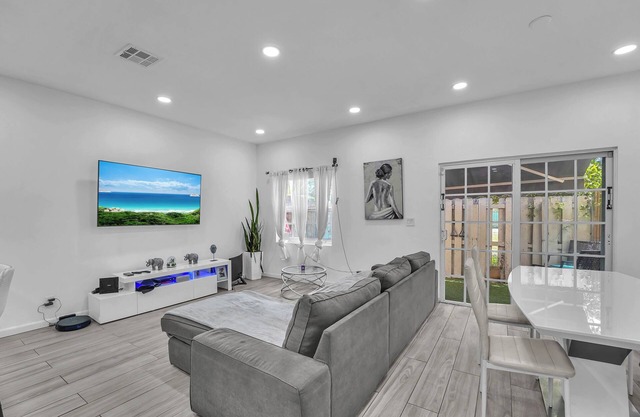 Family and Dog Friendly Townhouse, near to the Beach, build in Sauna & Gym,EV ch