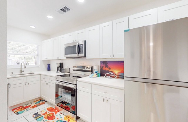 Family and dog friendly, centrally located, close to parks, shopping and beaches
