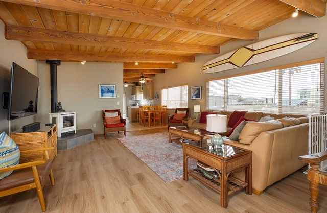 Family Beach Retreat HOT TUB. BIKES. SURF BOARDS, BBQ, BEACH ACCESS