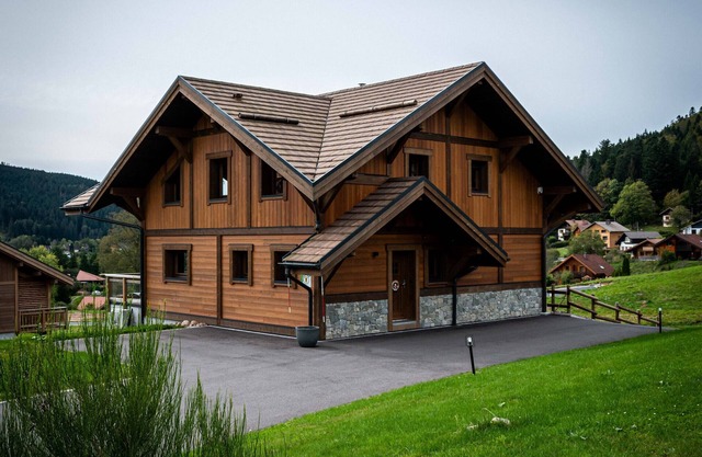Family chalet with sauna and terrace near the lake