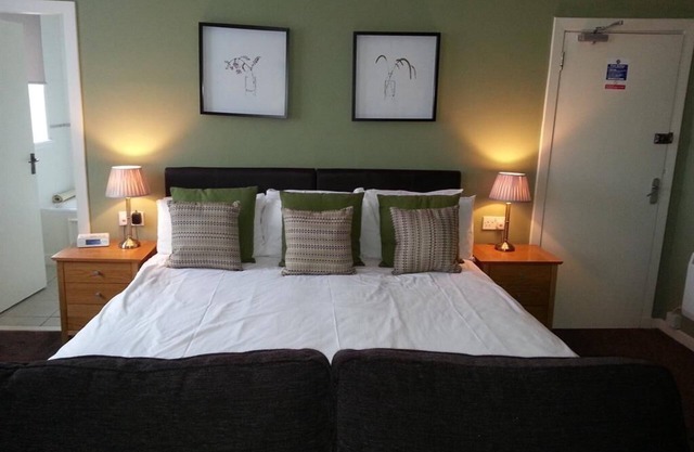 Family Ensuite with Bath at Inchture Hotel