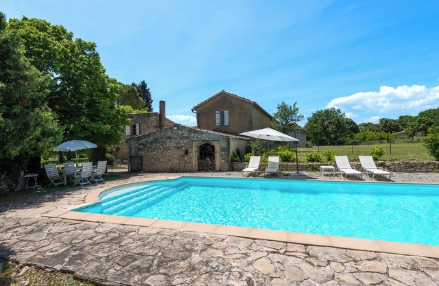 Family estate with large park and swimming pool