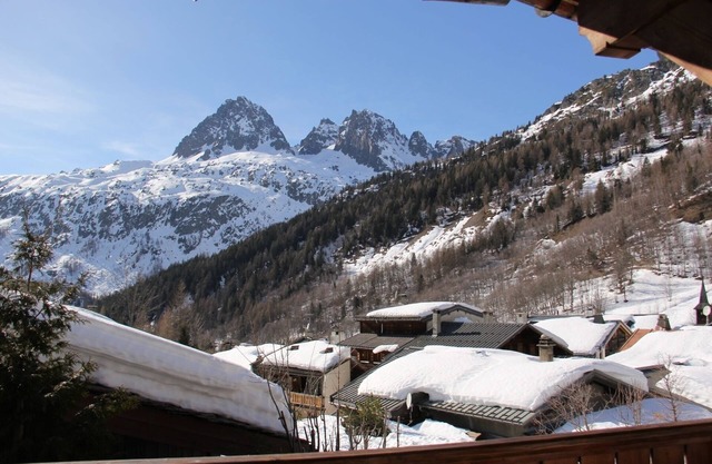 Family-friendly ski to the door Chalet with Sauna
