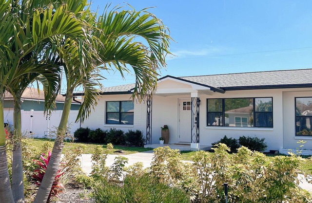 Family-Friendly 2BR Home in St. Petersburg – WiFi, AC & Great Location!