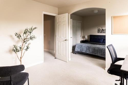 Family-friendly 5-bedroom home with workspace, jetted bathtub, grill, and AC