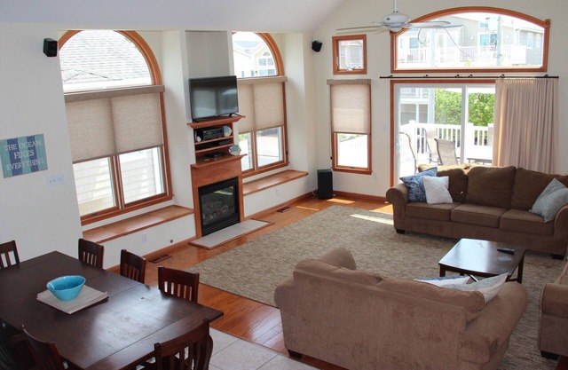 Family-friendly 5bed/4bath home in SIC walking distance to beach and shops
