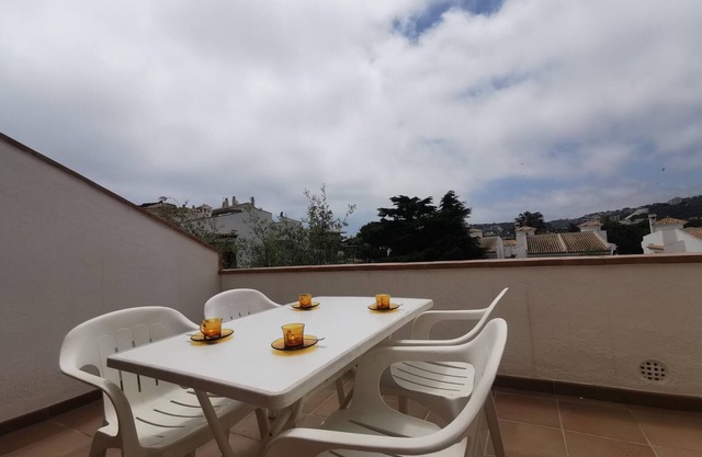 Family-Friendly Apartment with Pool, AC, Tennis & Near Beach in S'Agaró, Costa Brava