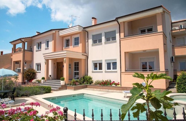 Family friendly apartments with a swimming pool Vinkuran, Pula - 15736