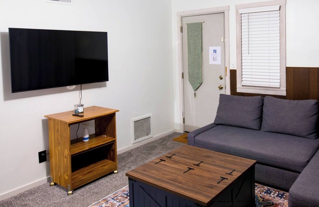 Family-Friendly Getaway - 2BR Home Near DTW & Downtown Detroit