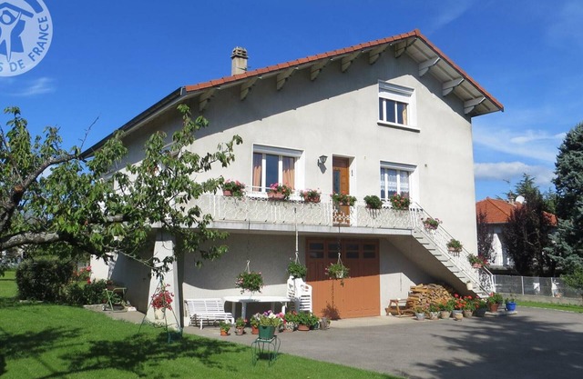 Family-Friendly Gîte with Garden, Near Natural Swimming Area