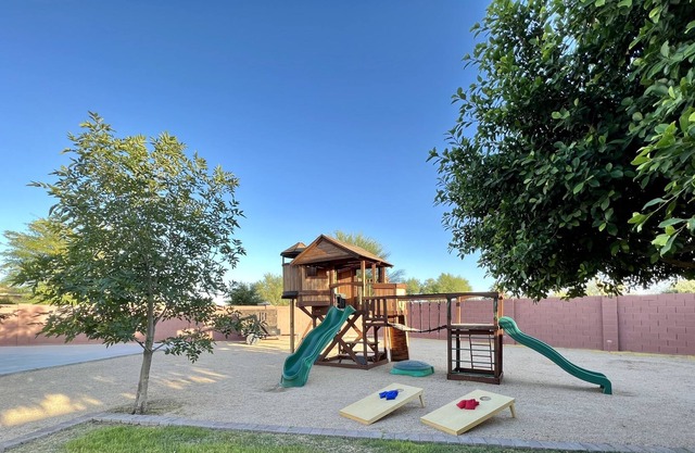 Family friendly Goodyear Home, huge backyard & all NEW furniture
