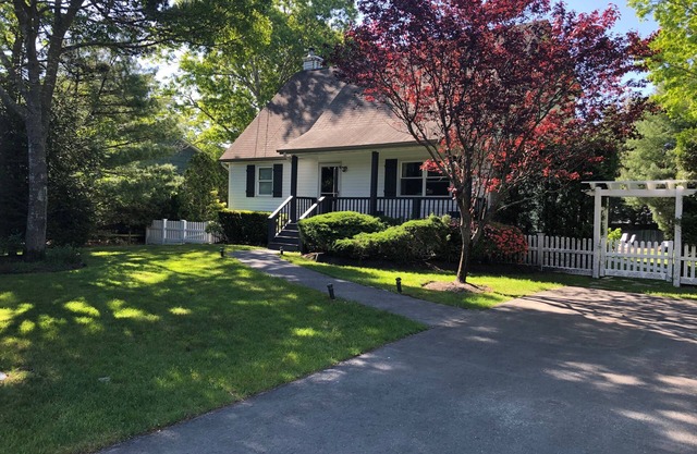 Family Friendly House - Pool, Playground, Close to all!