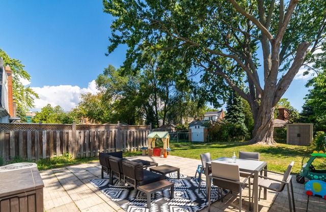 Family-Friendly Home, Mins to Downtown Toronto, Free Parking and Gym