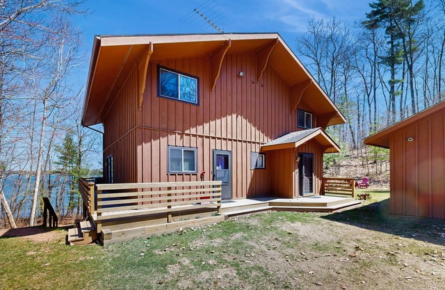 Family-Friendly, Lakefront home w/Dock/Deck/Firepit/Central AC/Private W/D/WiFi