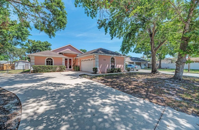 Family-Friendly Retreat: 2 Primary Bedrooms each with Ensuites