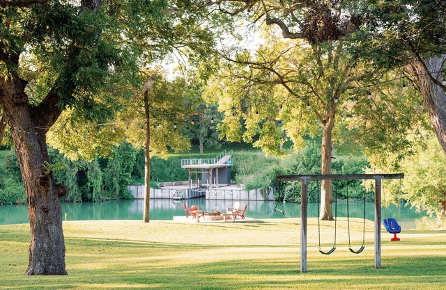 Family Friendly Riverfront Home on Guadalupe. Large yard, kayaks, near downtown