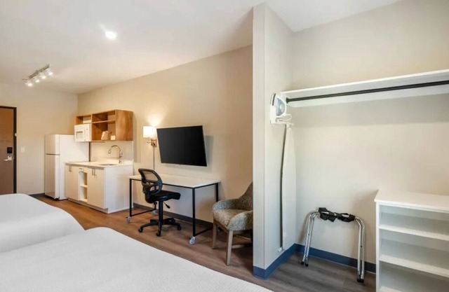 Family-Friendly Suite w/Kitchen Near Six Mile Cypress Preserve | 4 Units