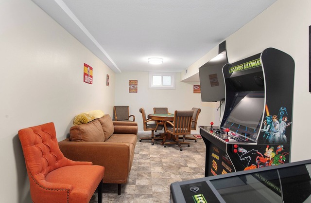 Family Fun Haven 4BR Game Room Hot Tub Pet Friendly
