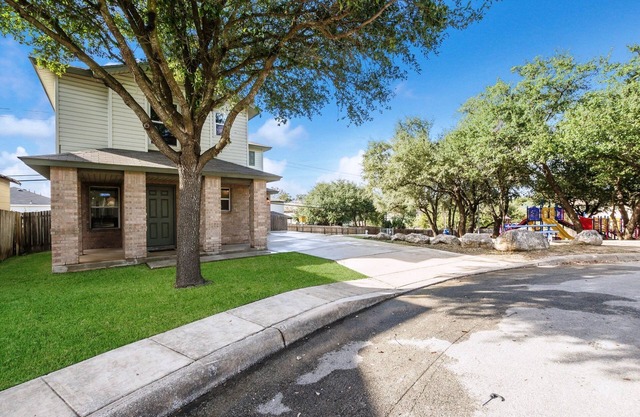 Family Fun! Kid Friendly! Patio, BBQ, Next Door to Park, 1 mile to Sea World!