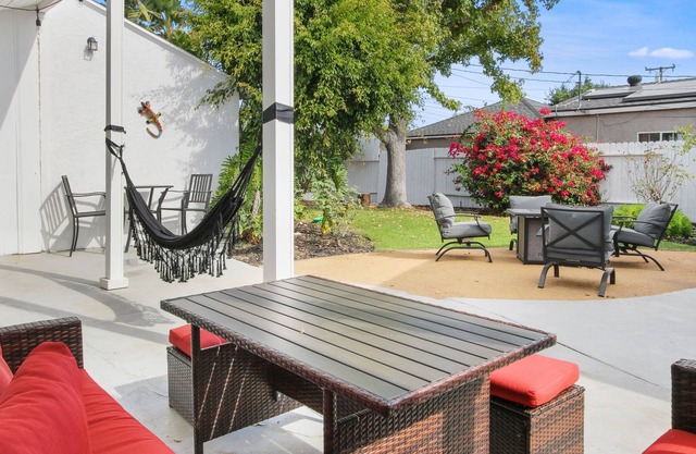 FAMILY Gathering | KING Bed! | Big Kitchen & Patio