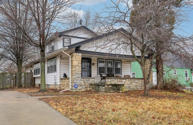 Family & Group Friendly Home - Spacious, Comfy, & Fully Equipped