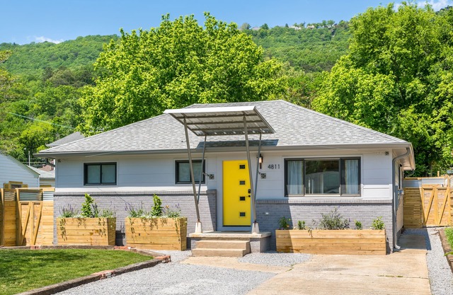 Family Home in CHATTANOOGA! 3 miles to ROCK CITY! Private BACKYARD + BIKE PATH