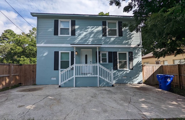 Family home near Downtown Charleston!