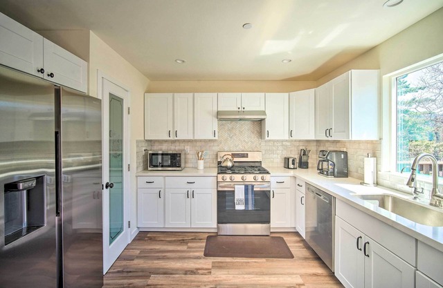 Family Home w/Deck & View, 4 Mi to Lake Arrowhead