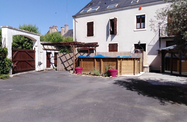 Family Home with Private Pool, Wood Stove, A/C & Parking - Central Saint-Gaultier