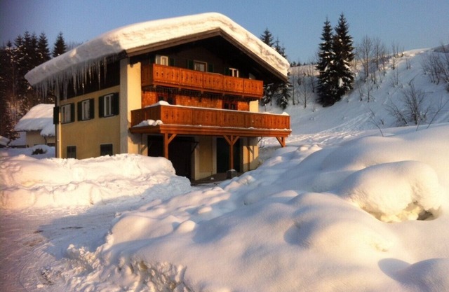 Family House in Russbach 500m from slopes (1Km from lift station)
