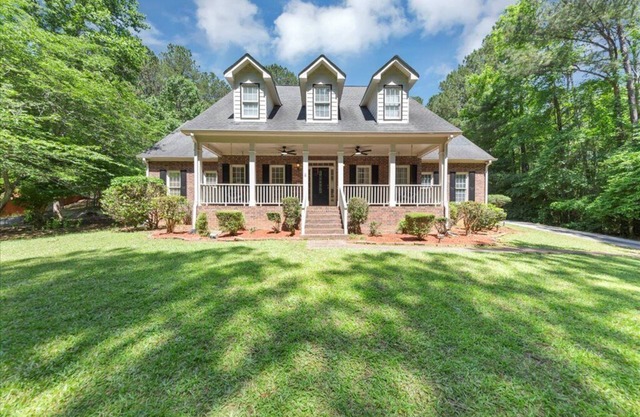 Family Retreat let this serene cul-de-sac jewel rejuvenate your mind and spirit.