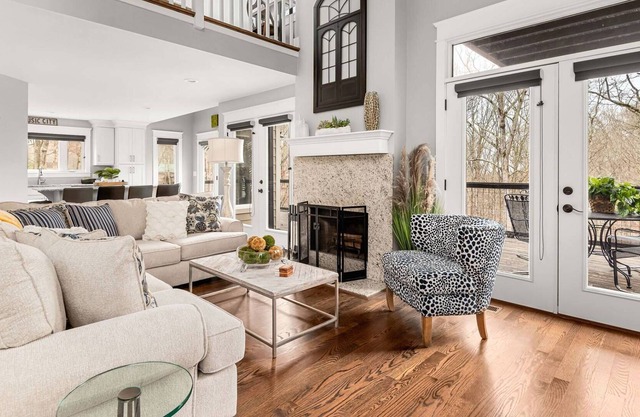Family Retreat ~ Near Nashville w/ Fire Pit, Pool Table, Poker Table, Soaking Tub, & Daybed Swing