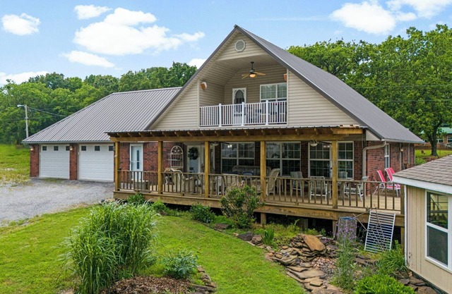 Family reunions, Large families. Plenty of room. On beautiful Lake Hudson