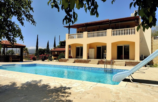 Family-sized charming villa with Large pool, BBQ area and table tennis